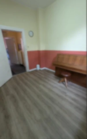 Kleiner Raum (10 m²) vor Renovierung - Ideal für Musikunterricht, Therapie und Büro. Aktuelle Fotos folgen nach Abschluss der Renovierung.