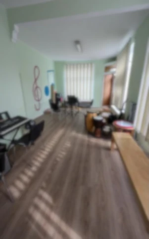 Großer Kursraum (30 m²) vor Renovierung - Ideal für Gruppenkurse, Yoga und Workshops. Aktuelle Fotos folgen nach Abschluss der Renovierung.