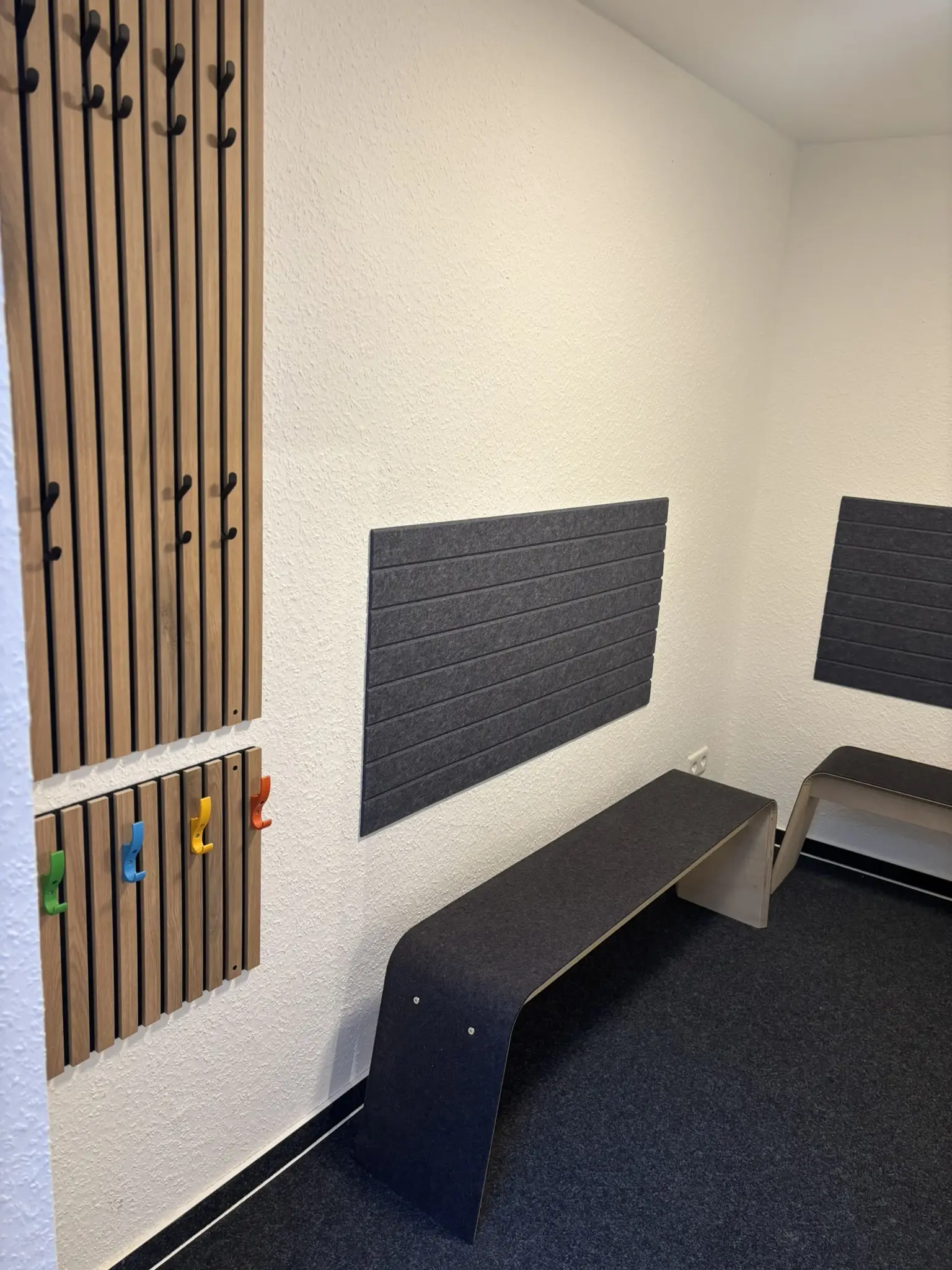 Separater Wartebereich am Kursraum – Ansicht 1