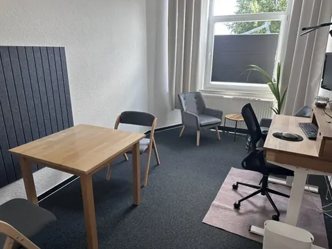 RaumEINS mit Tisch, Schreibtisch und Sesseln