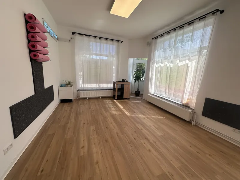 Großer Kursraum 30 m² in Oldenburg mit hellem Holzboden und Fensterfront